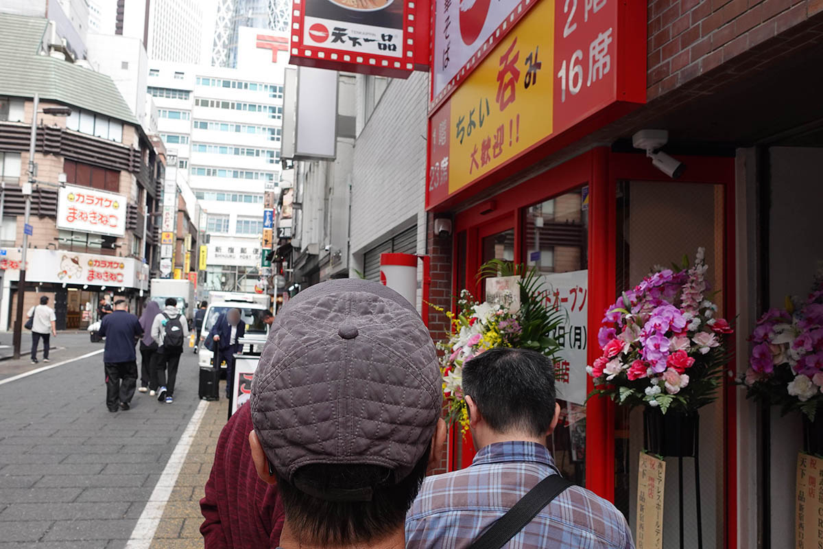 新規出店の「天下一品」オープン前の行列