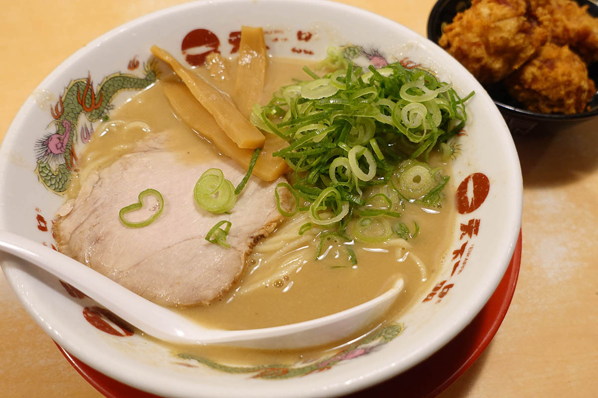 旧・天下一品(いまの「伍福軒 新宿西口店」の場所)の「こってり」。ロゴが「天」の文字以外、かなり剥げている