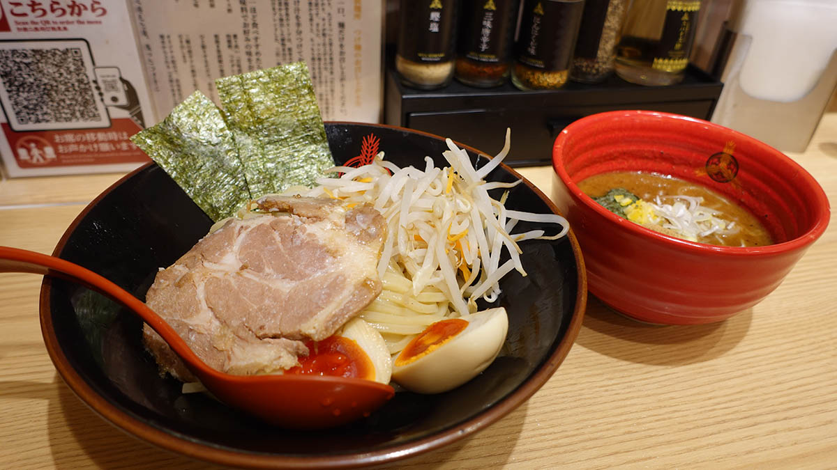 三田製麺所のつけ麺。天下一品のフランチャイジーであった「エムピーキッチン」系列が手掛ける