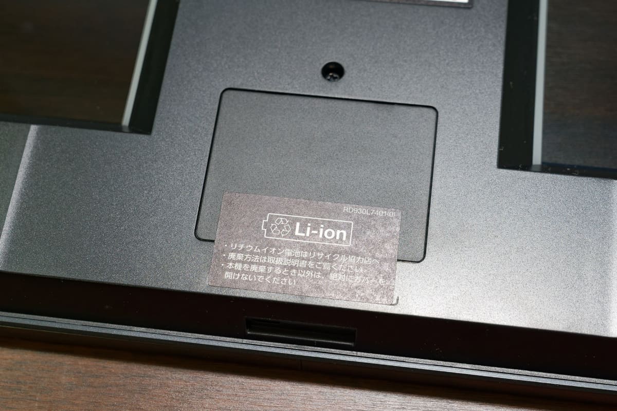 内蔵バッテリーは取り外し可。ただし廃棄時を想定したものとなっています