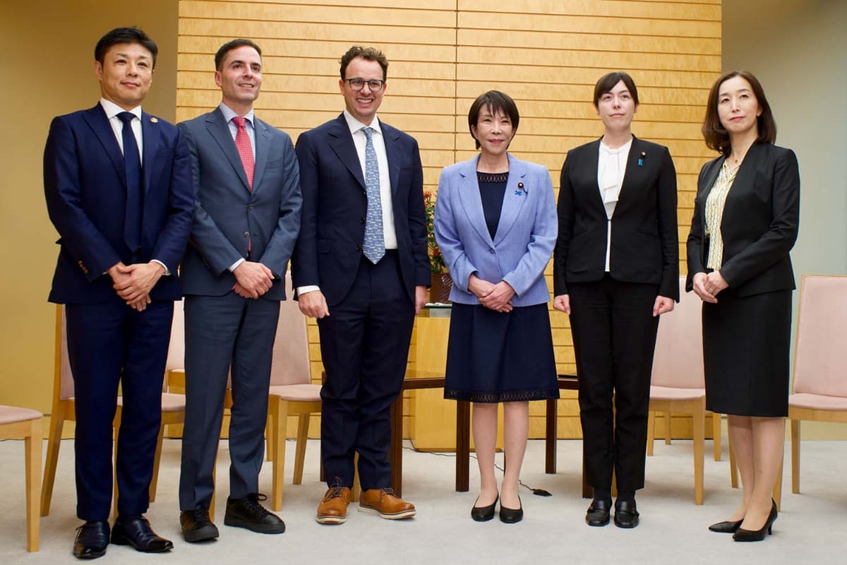 ダリオ・アモデイCEO(中央左)が高市総理大臣(中央右)と会談