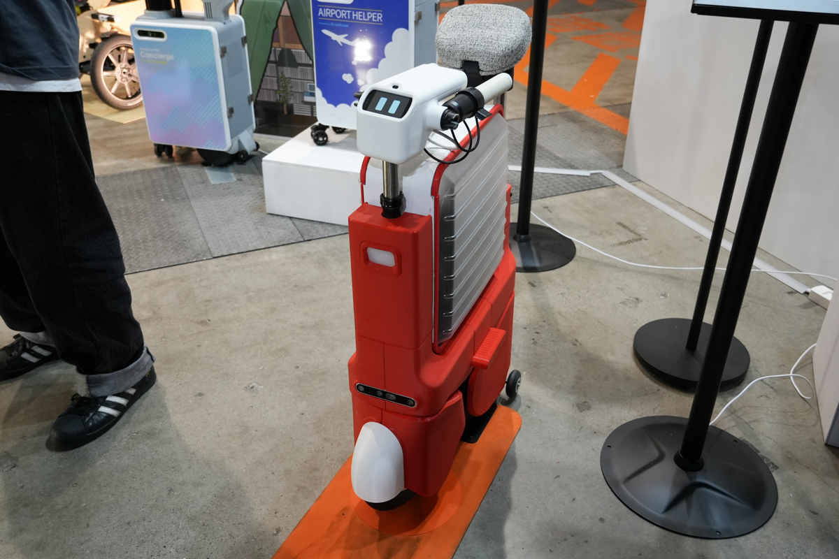 手を近づけると表情が変化