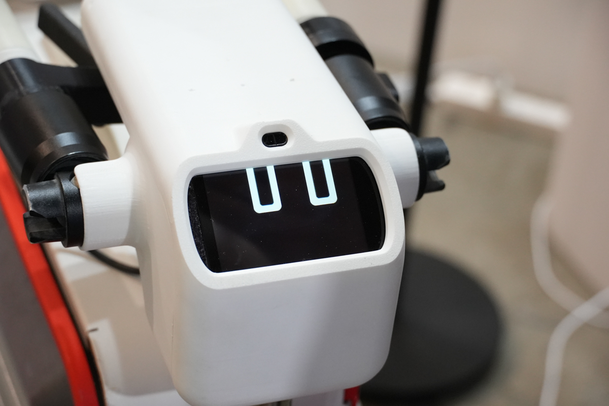 手を近づけると表情が変化