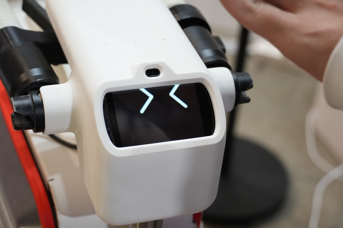 手を近づけると表情が変化