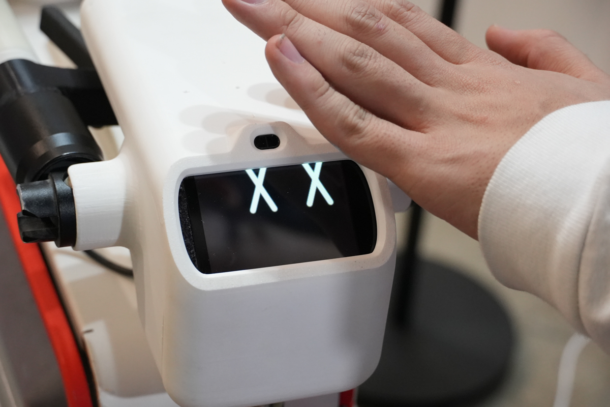 手を近づけると表情が変化