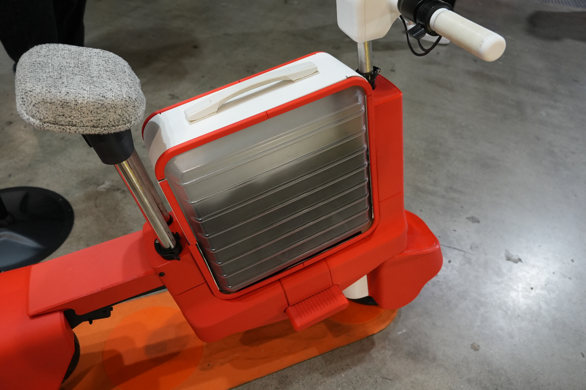 中央のケースは取り外し可能です