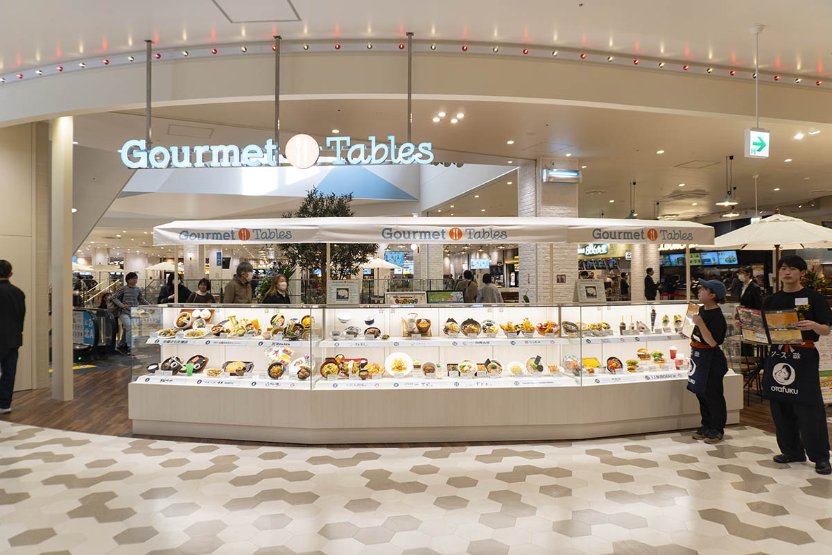 フードコート「Gourmet Tables」