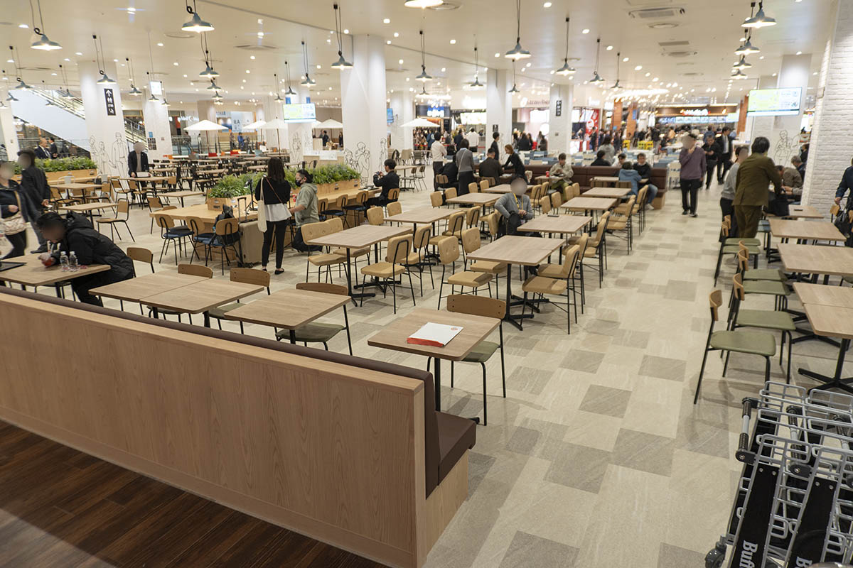 フードコート「Gourmet Tables」