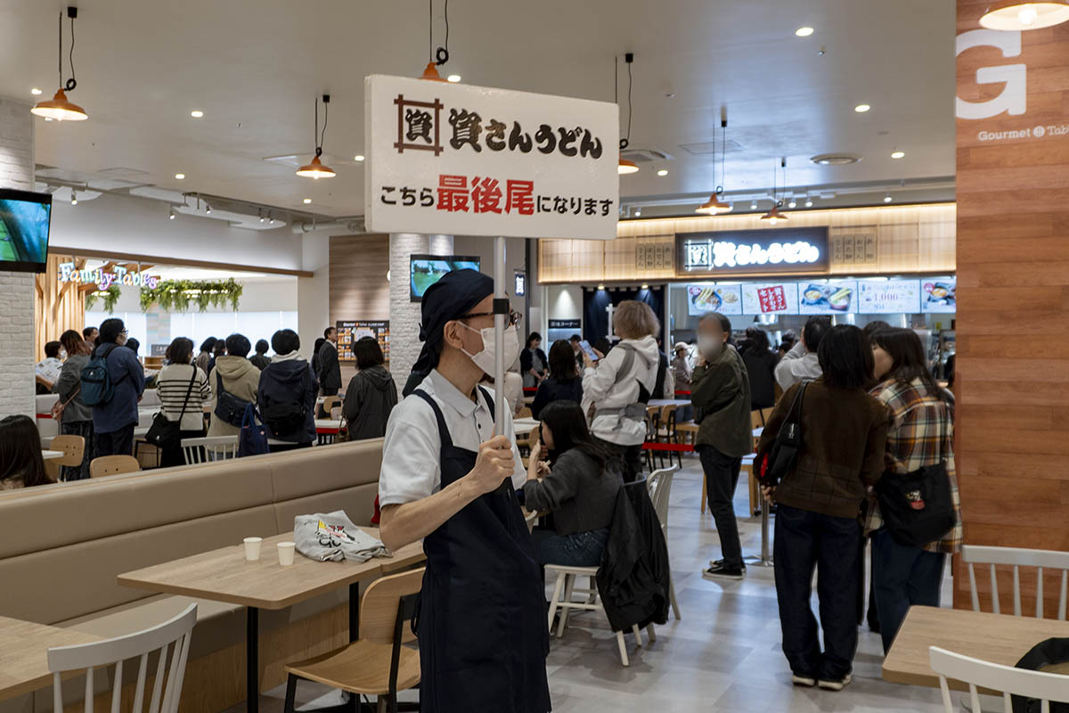 内覧会当日は一般向けのプレオープンも実施され、資さんうどんには長い行列ができていた