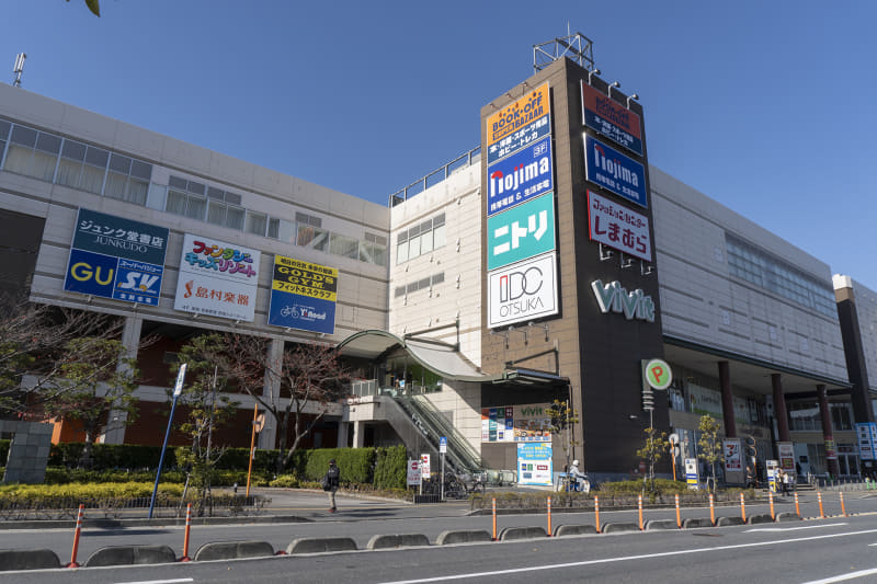 23年11月に撮影したビビット南船橋の写真。上の写真と比較してみると、North Gateになったことで手前側「しまむら」の下の「Vivit」がなくなり、奥の建物に「LaLaport」が掲げられている