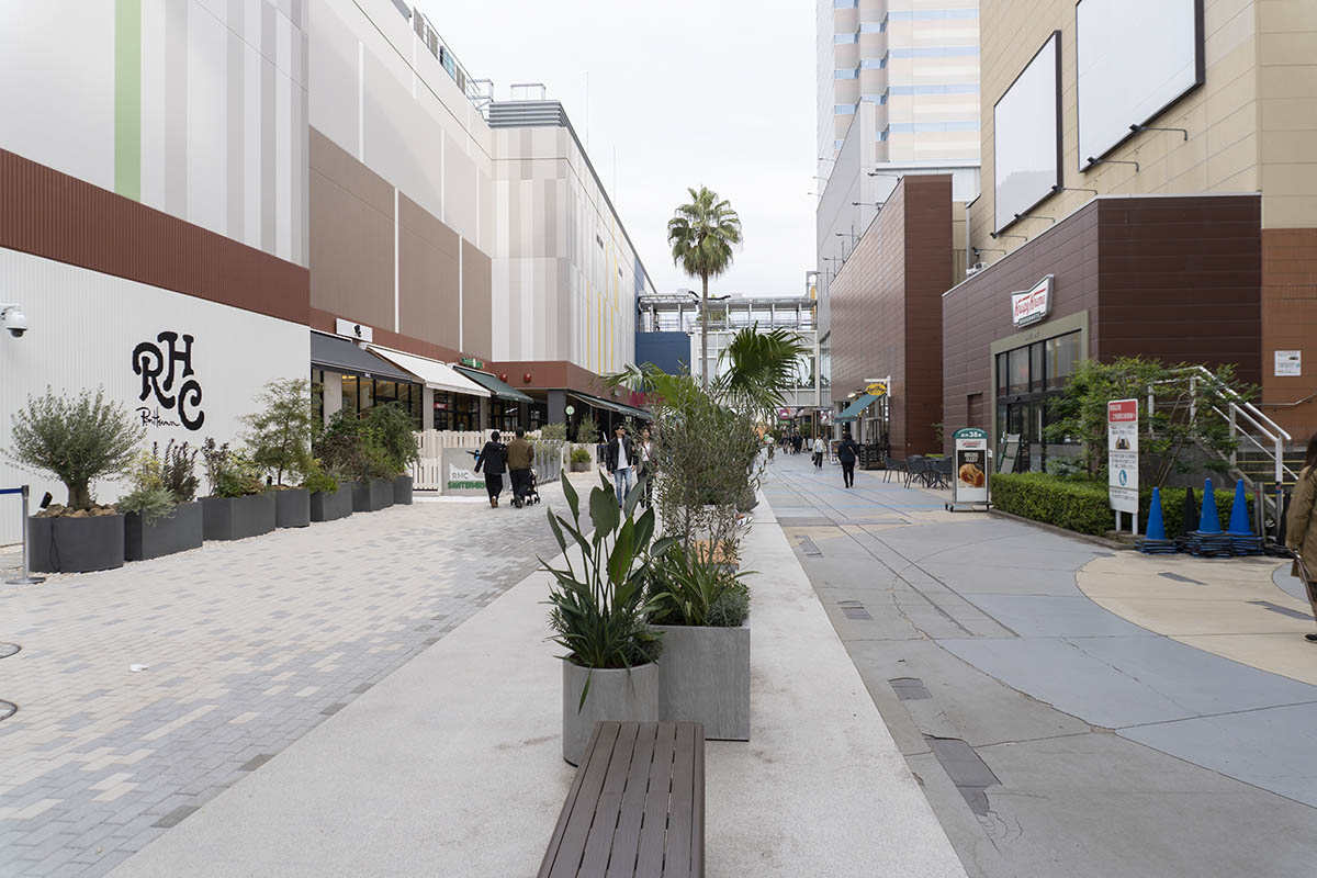 ハーバー通り。左が北館、右が南館