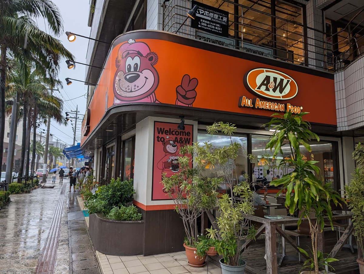 石垣島到着後、大雨が降りしきるなか離島ターミナルから近くのA&W店舗へと駆け込む