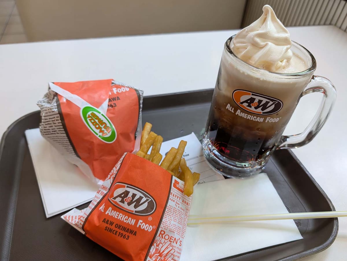 A&Wといえば無限ルートビア。空ジョッキをカウンターに持ち込むとルートビアのおかわりができる