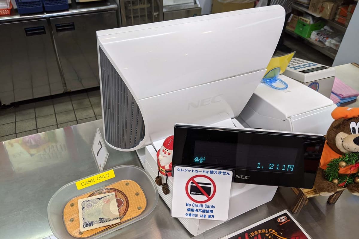 2019年に石垣島のA&Wを訪問した際、無限ルートビアを楽しむためには現金か楽天Edyが必要だった