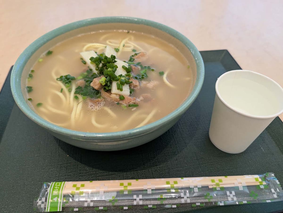 石垣島を中心とした八重山列島の名物「八重山そば」。沖縄そばに比べて麺が太い印象