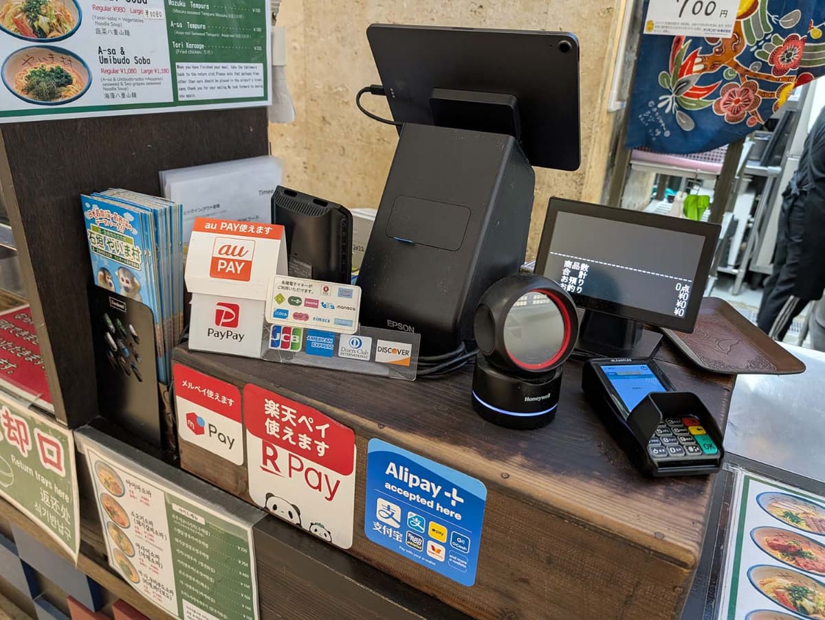 キャッシュレスは楽天EdyとWAONのみだった空港の八重山そばのお店も、これだけの種類の支払い手段に対応することに