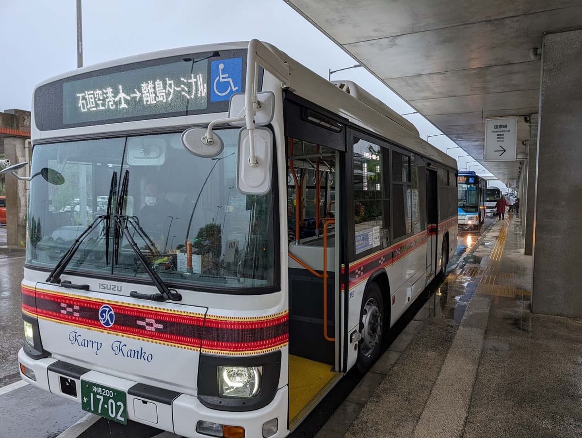 石垣空港と離島ターミナルをノンストップで結ぶカリー観光のバス