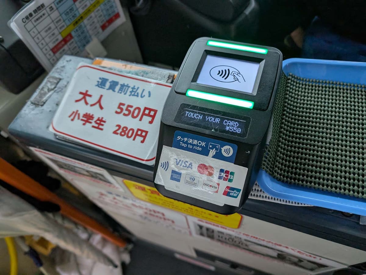 現金のみの状態からクレジットカードのタッチ乗車に対応。もう1つ、路線バスの4番系統も空港から離島ターミナルへと移動できるが、こちらもキャッシュレスは問題ない