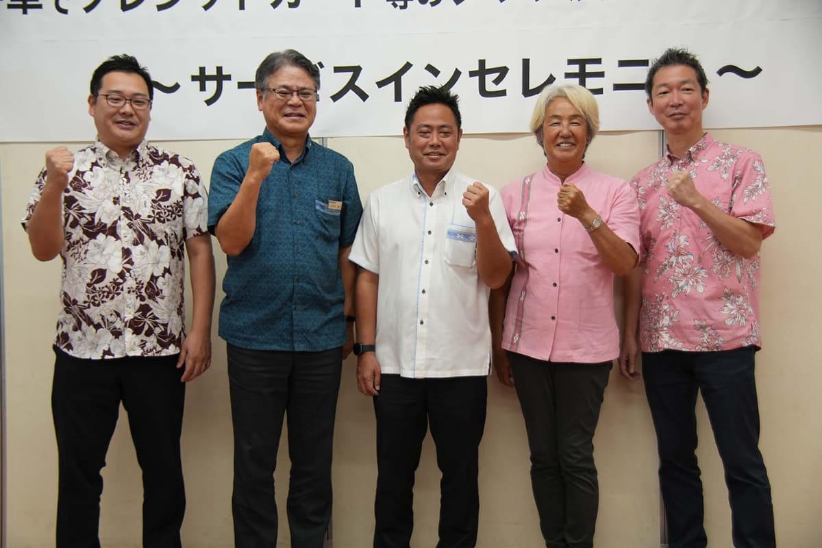 臨時会見での一幕。左から三井住友カードの石塚氏、琉球銀行の島袋氏、(株)由布島 代表取締役社長の西表晋作氏、竹富町観光協会 会長の大島佐喜子氏、JCBの安藤氏