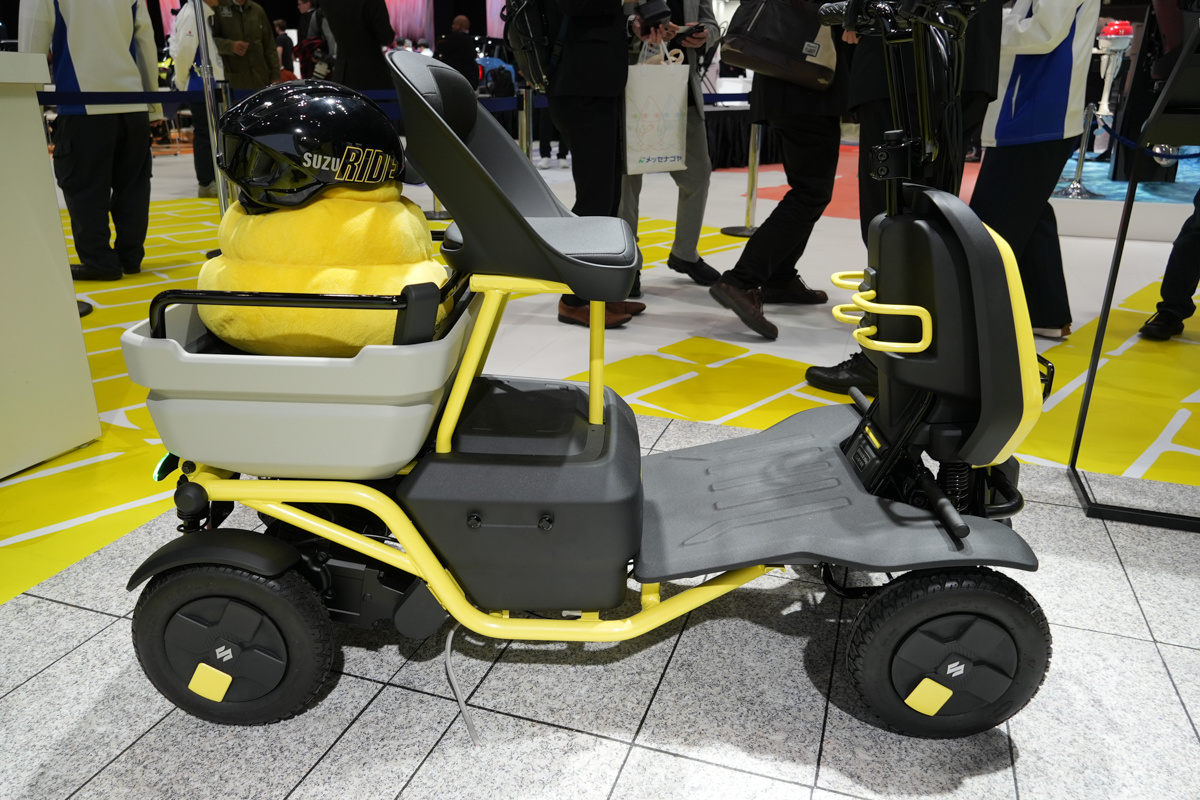 前モデルから乗車ポジションが調整され、足置き場には自然な傾斜が追加されています