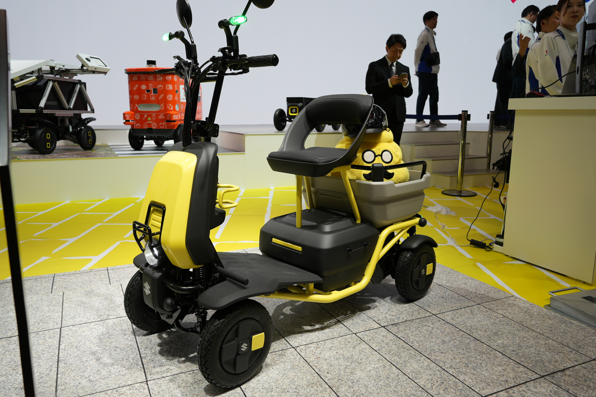 前モデルから乗車ポジションが調整され、足置き場には自然な傾斜が追加されています