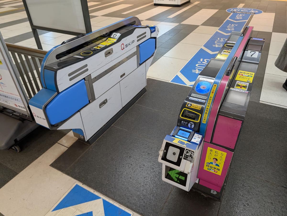 目黒駅の改札機。東急管理駅のため、東京メトロや都営交通の路線で“タッチ乗車”を使ってこの駅にやってきても、写真の改札機では出場できず、有人改札に行く必要がある