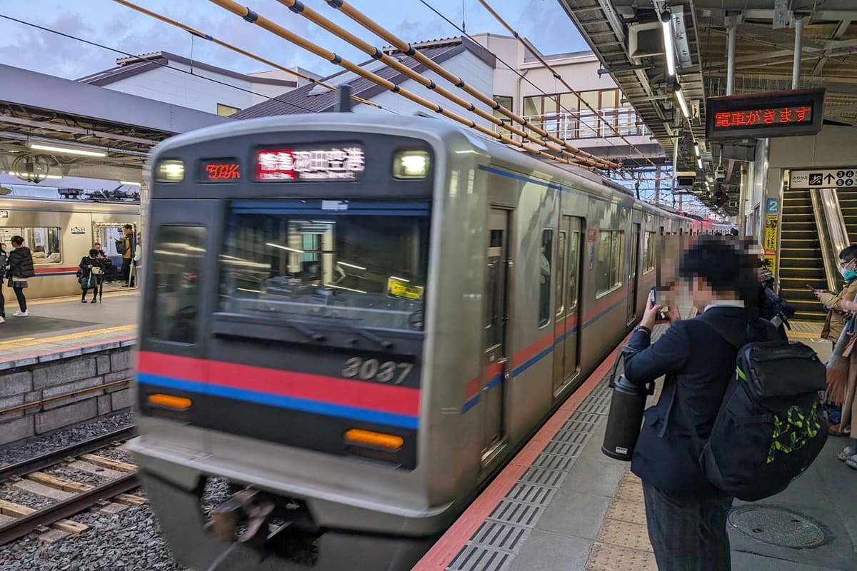 京成本線経由で浅草線を介して京急の羽田空港に乗り入れる京成電鉄の車両。成田空港と羽田空港を直接結ぶ編成ながらも、アクセス特急とは異なり速達性を重視せずローカル輸送の側面が強い