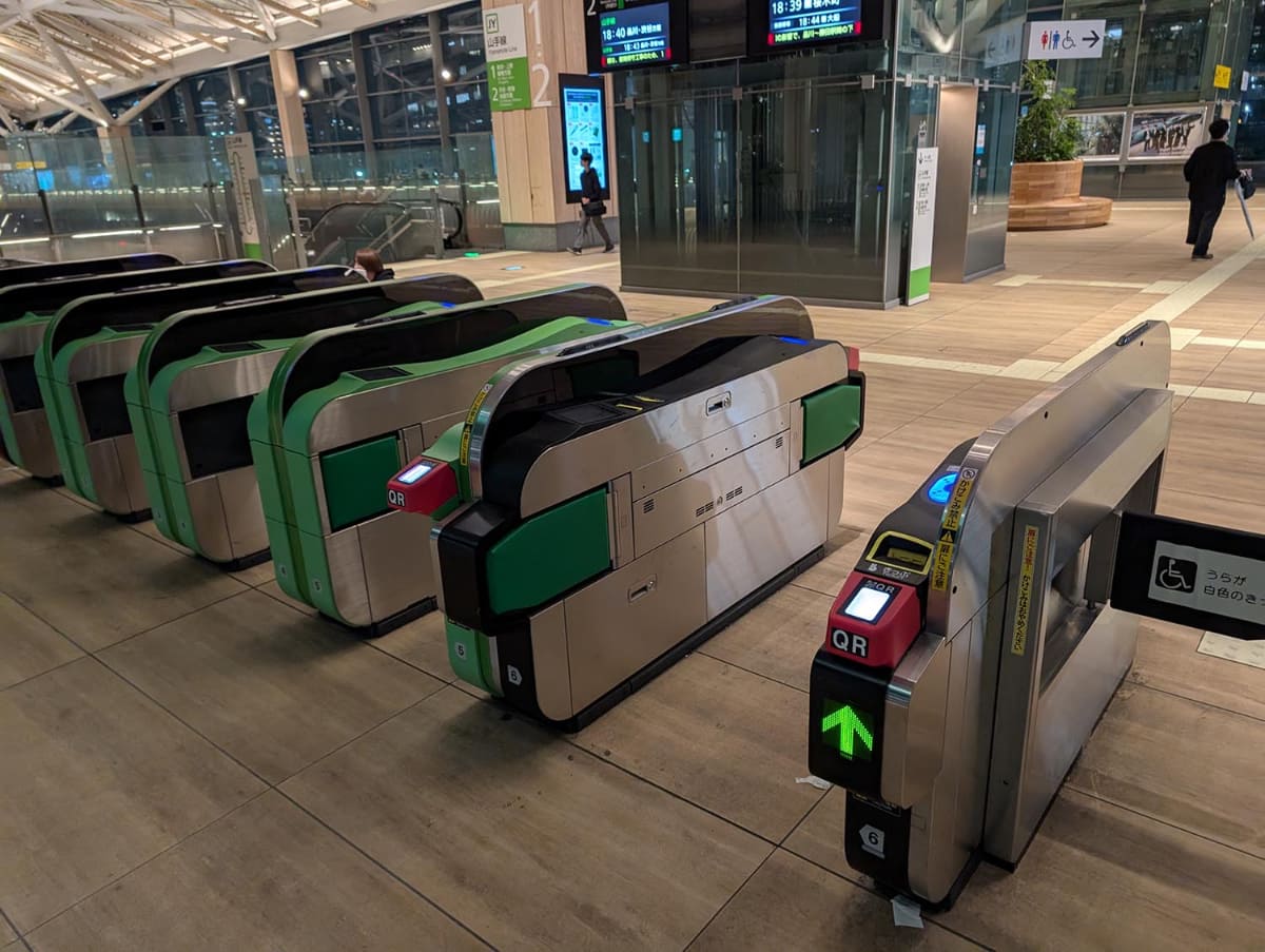 高輪ゲートウェイ駅に設置された新型改札機。交通系IC以外にもQRコードによる乗降が可能