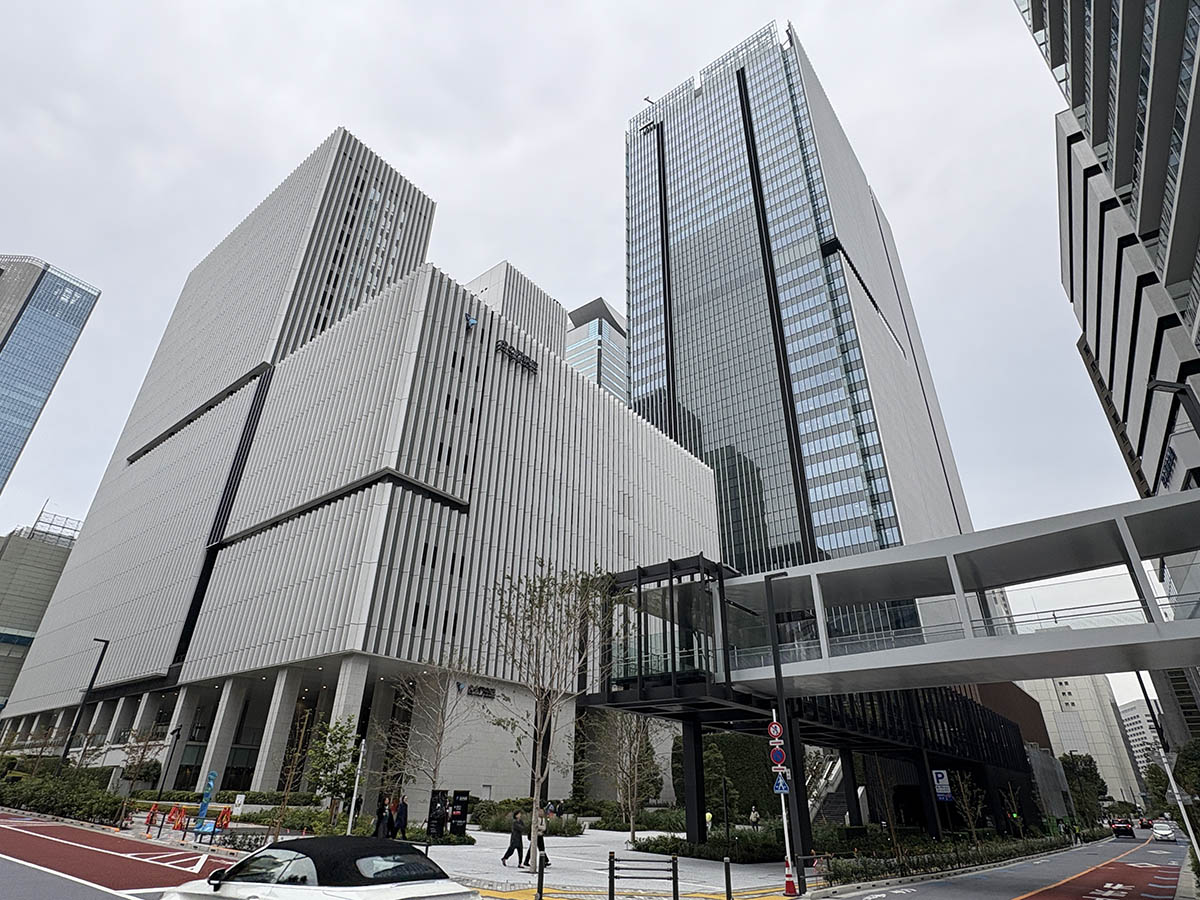 左が虎の門病院、右が虎ノ門アルセアタワー