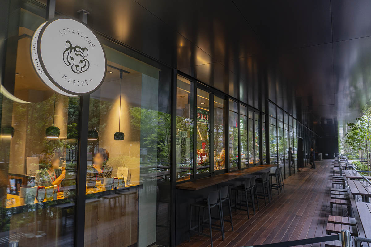 外から見たTORANOMON MARCHÉ