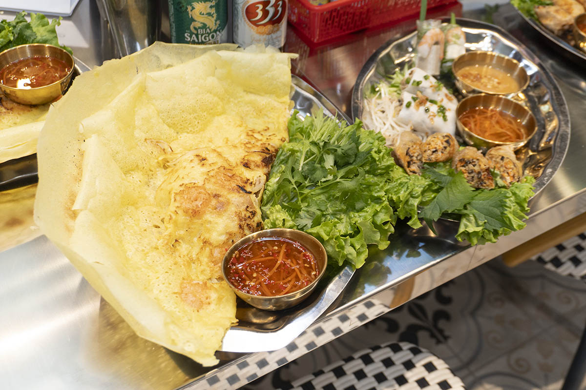 (左)もやしと海老と豚肉入りのバインセオ、(右)春巻き3種の盛り合わせ