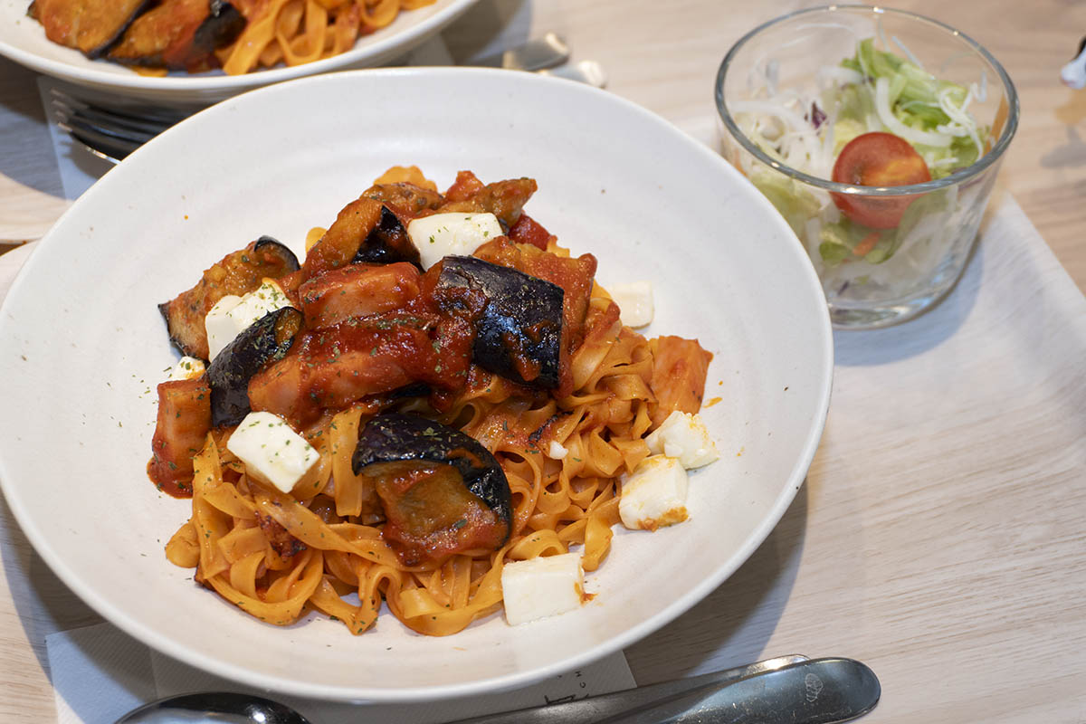 トマトとモツァレラチーズのパスタ