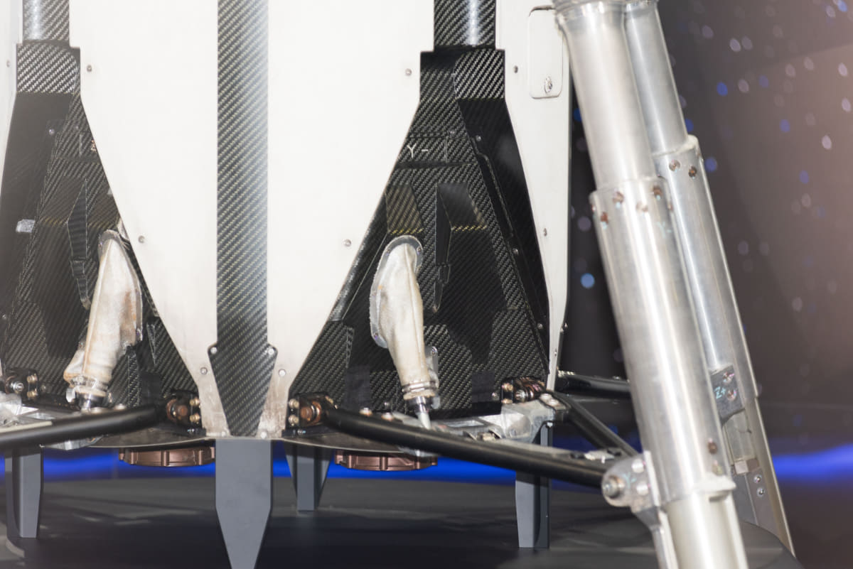 機体下部の着陸脚。推進薬を入れて約1.3トンの機体をこの4本の着陸脚で支えています(撮影:小林伸)