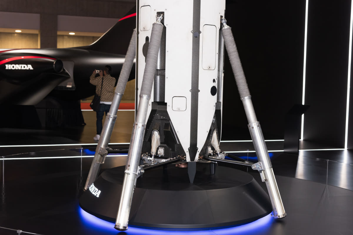 機体下部の着陸脚。推進薬を入れて約1.3トンの機体をこの4本の着陸脚で支えています(撮影:小林伸)