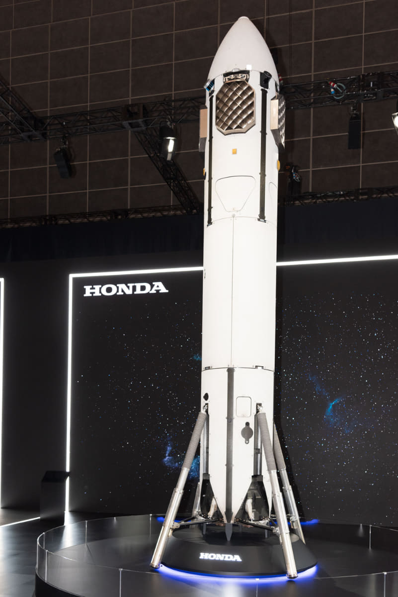 HONDAの再使用ロケット試験機。着陸脚を展開した着陸時と同じ姿勢で展示されています。かなり近づいて360度見学できる展示です(撮影:小林伸)