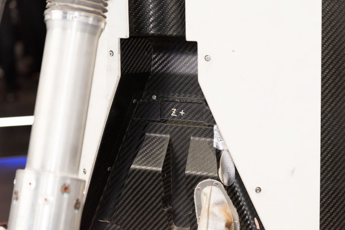 近くで見ると、手書きの機体の軸マーキングが見えます。開発中ならではを感じさせるディテールですね(撮影:小林伸)