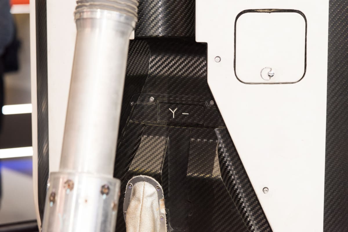 近くで見ると、手書きの機体の軸マーキングが見えます。開発中ならではを感じさせるディテールですね(撮影:小林伸)