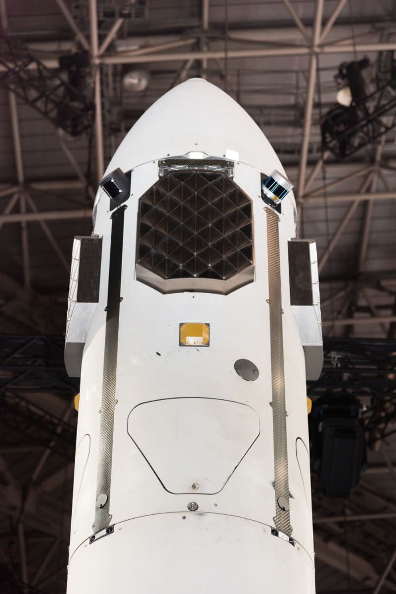 HONDA再使用ロケットの機体中部。4面に内部へのアクセスドアが見えます(撮影:小林伸)