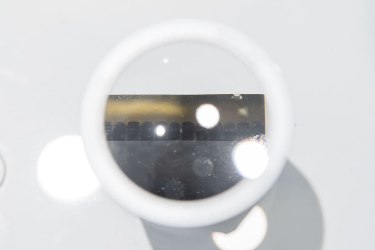 3次元織物の拡大展示。ブロック状に並んだ繊維の間を、Z軸の繊維が補強しています(撮影:小林伸)