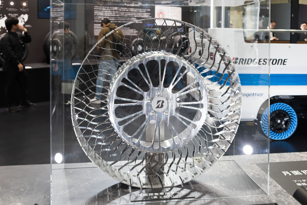 空気を使わない「AirFree」タイヤ(上)の技術を応用して開発された月面探査車向けタイヤ(下)。鳥取砂丘のテストフィールド「ルナテラス」などで走行実験が続いています(撮影:小林伸)