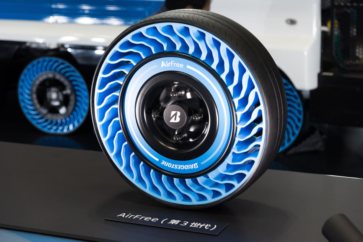 空気を使わない「AirFree」タイヤ(上)の技術を応用して開発された月面探査車向けタイヤ(下)。鳥取砂丘のテストフィールド「ルナテラス」などで走行実験が続いています(撮影:小林伸)