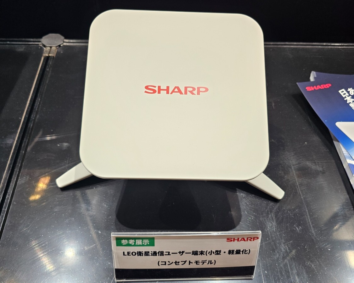 シャープが開発中の5G NTN通信対応 LEO衛星通信ユーザー端末。英OneWeb衛星と通信し、建設機械の遠隔操作を支援します。7kgの大型アンテナを搭載した建機を使用し、日本と台湾を結ぶ遠隔操作実証を2026年に計画中とのこと(撮影:秋山文野)