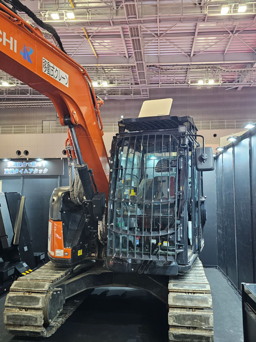 シャープが開発中の5G NTN通信対応 LEO衛星通信ユーザー端末。英OneWeb衛星と通信し、建設機械の遠隔操作を支援します。7kgの大型アンテナを搭載した建機を使用し、日本と台湾を結ぶ遠隔操作実証を2026年に計画中とのこと(撮影:秋山文野)