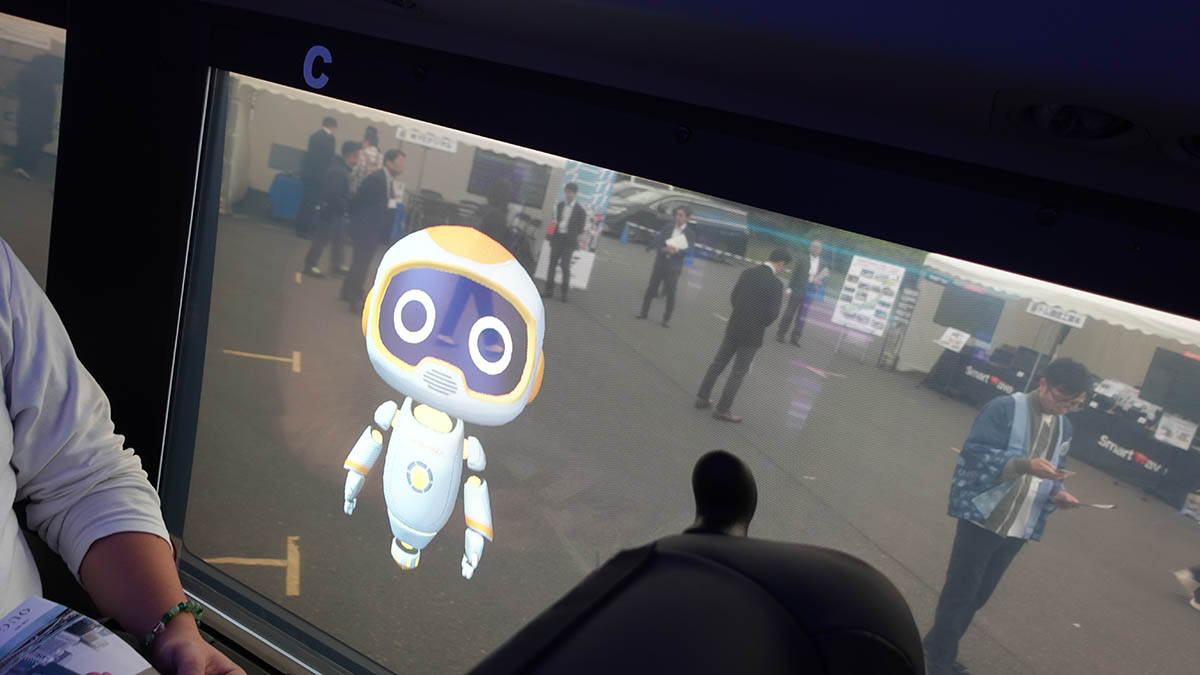 透過型の窓からは、景色もAIバスガイドも見ることができる