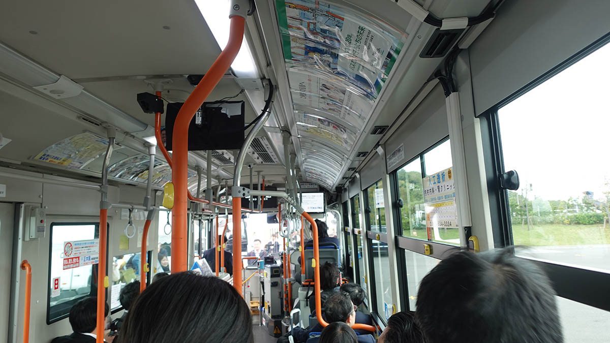 バス乗客安全システム実演中の車内