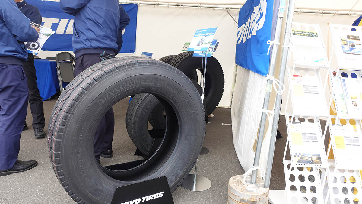 TOYO TIRES ブースのEVバス専用タイヤ