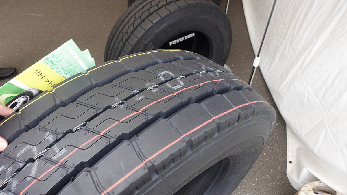 EVバス車両独特のスリップ防止構造。ブロックの大きさなどが通常のタイヤと違う