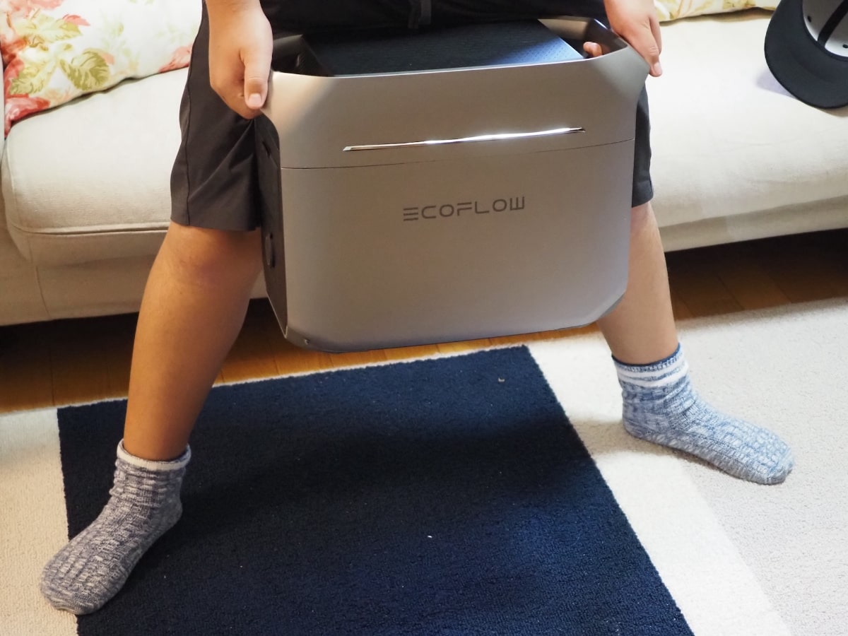 本体前後に取っ手があるため、持ち上げやすく移動させやすい