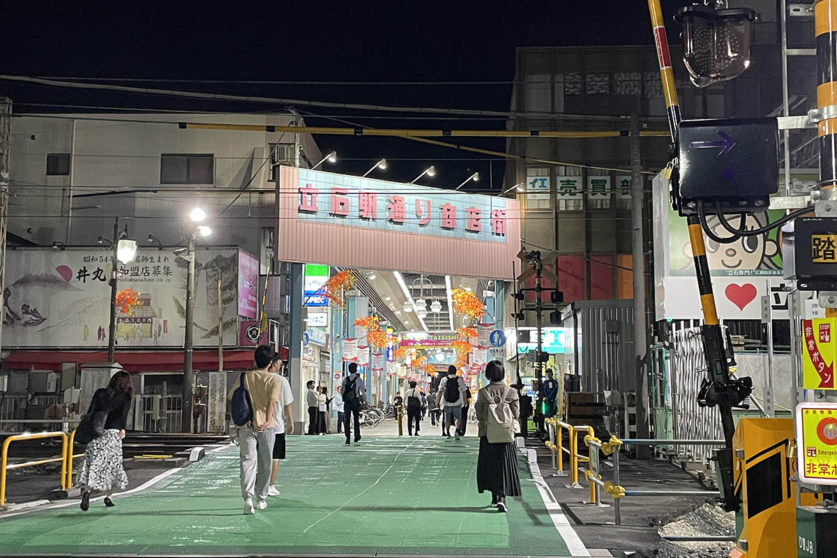 北口再開発とは線路を挟んで逆側の南口の商店街の様子(24年10月撮影)。当時より北口側は工事が進められており、また南口でも再開発が計画されている