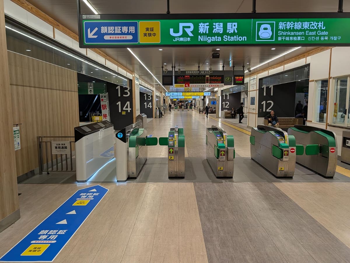 新潟駅の新幹線乗り場に設置された顔認証改札機